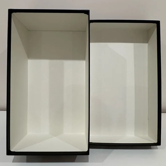 Gucci white&black shoe box with 2 dust bags, tissue/shoe stuffing papers & card - Picture 11 of 13